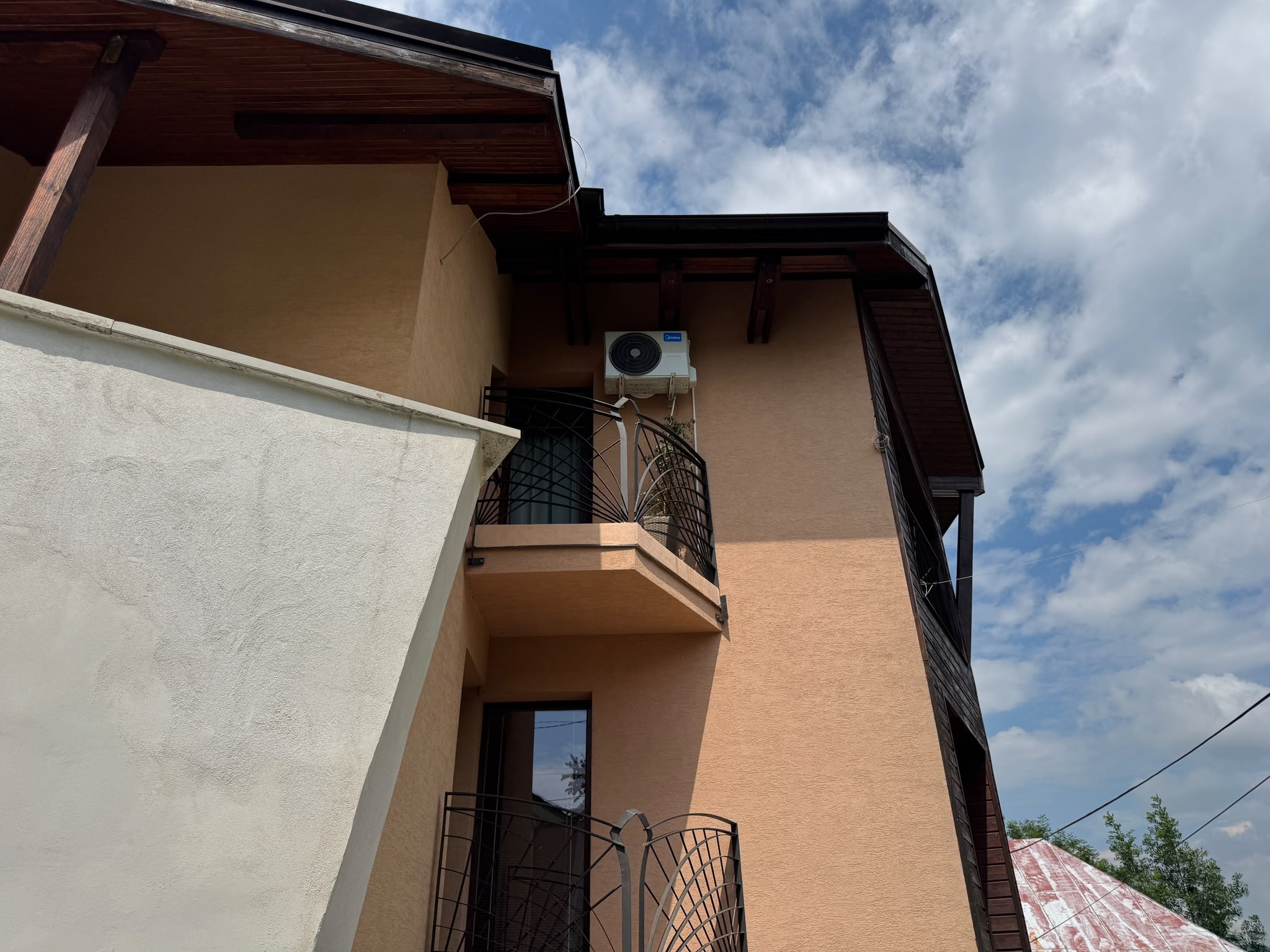 Vonkajšia jednotka Midea Breezeless na fasáde rodinného domu — Košice