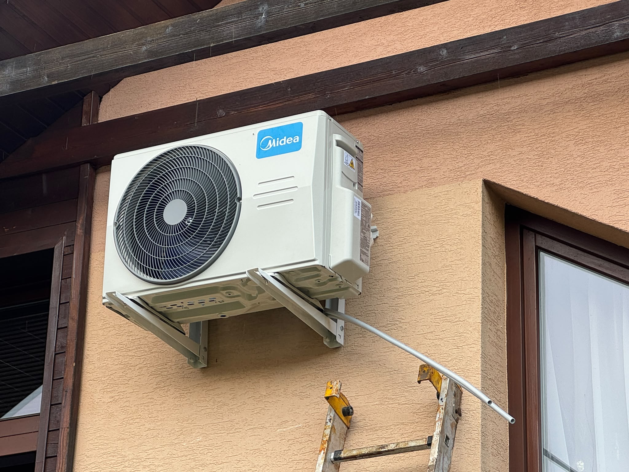 Montáž vonkajšej jednotky Midea multisplit — detail, Košice