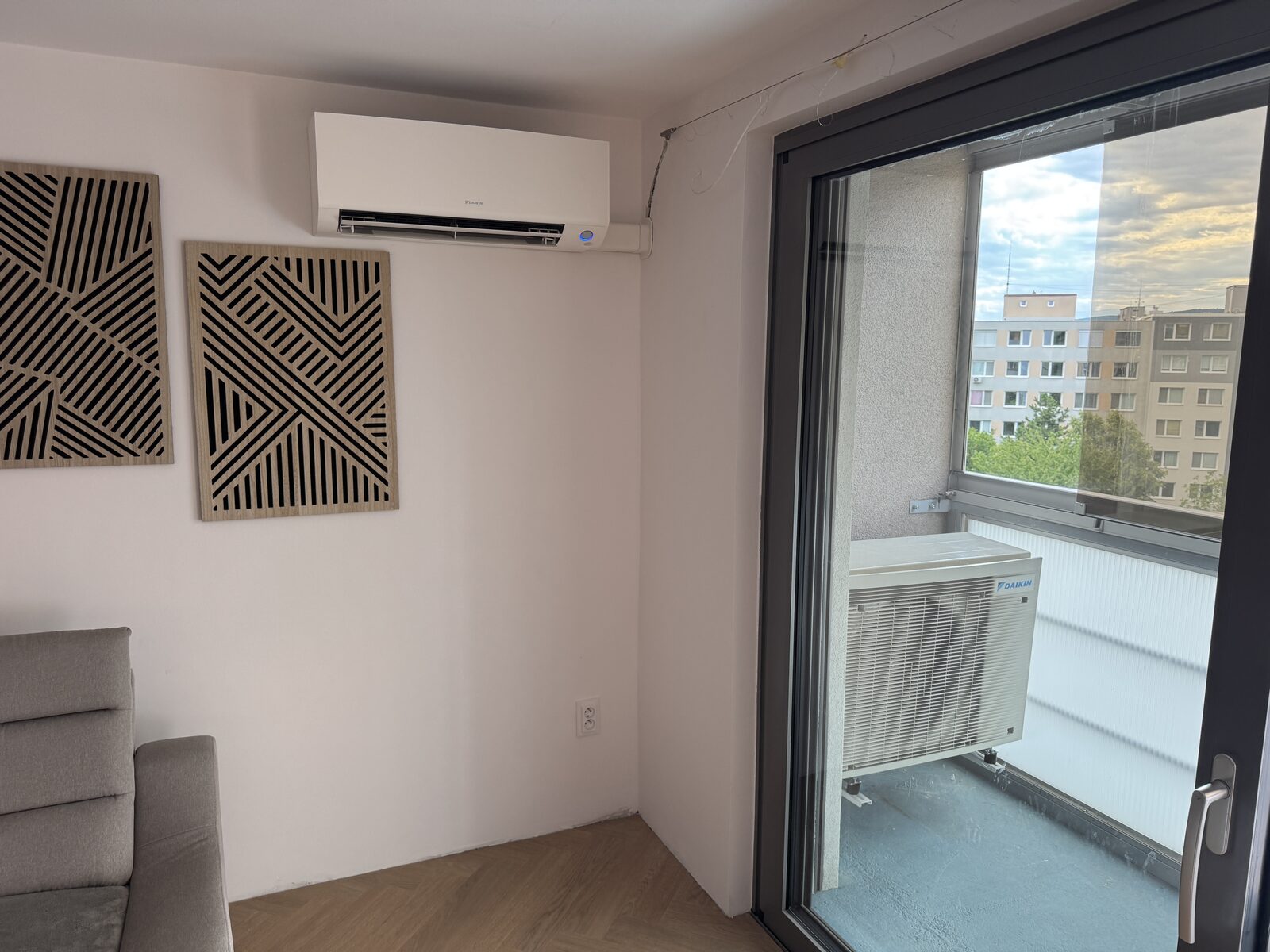 Montáž Daikin Perfera 4,2 kW — obývačka, detail, Košice