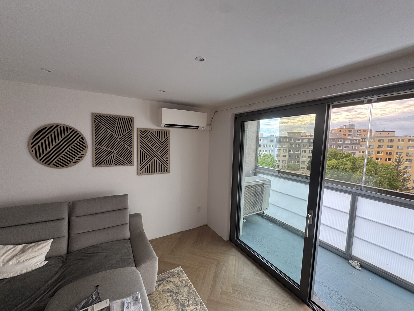 Montáž Daikin Perfera 4,2 kW — obývačka, Košice
