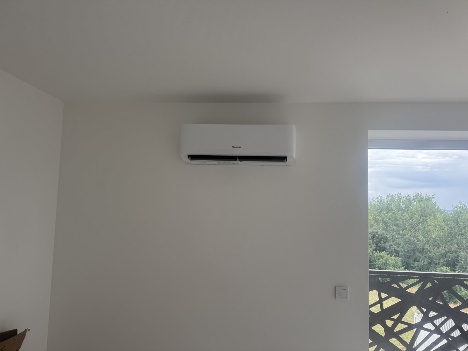 Montáž Hisense Easy — vnútorná jednotka v izbe s balkónom, byt Šemša