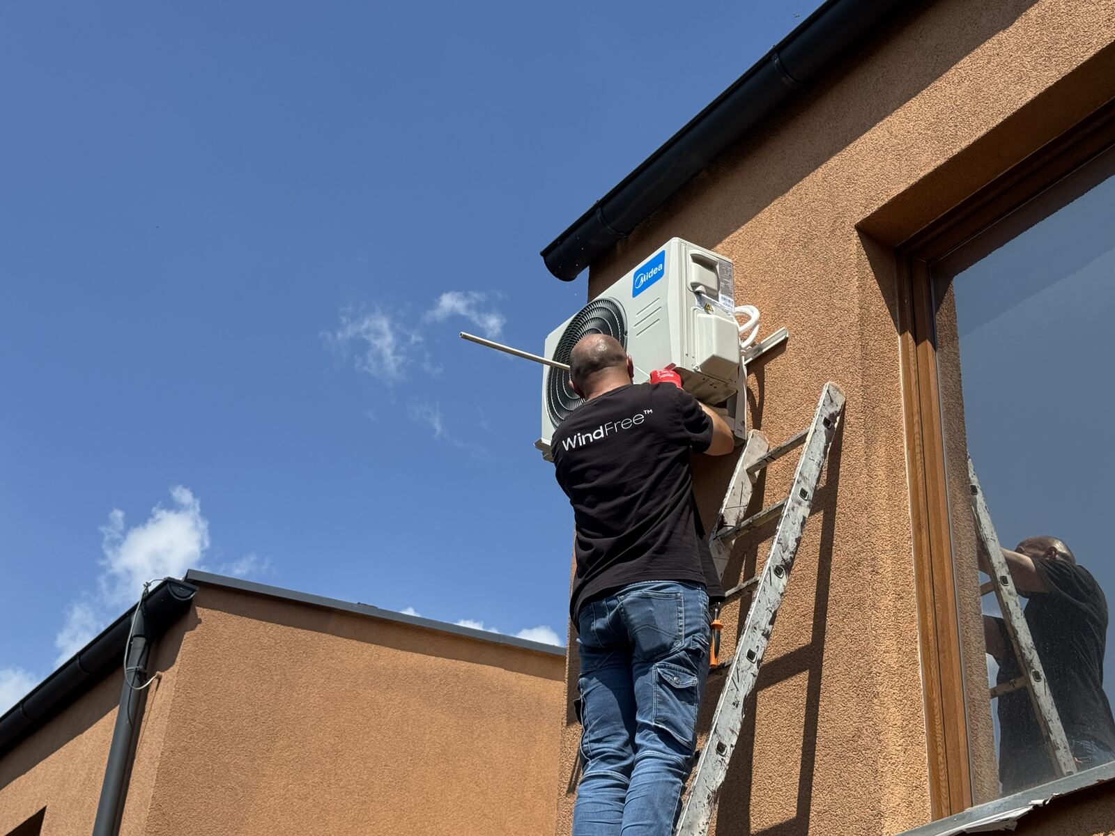 Technik pri montáži vonkajšej jednotky Midea, Košice