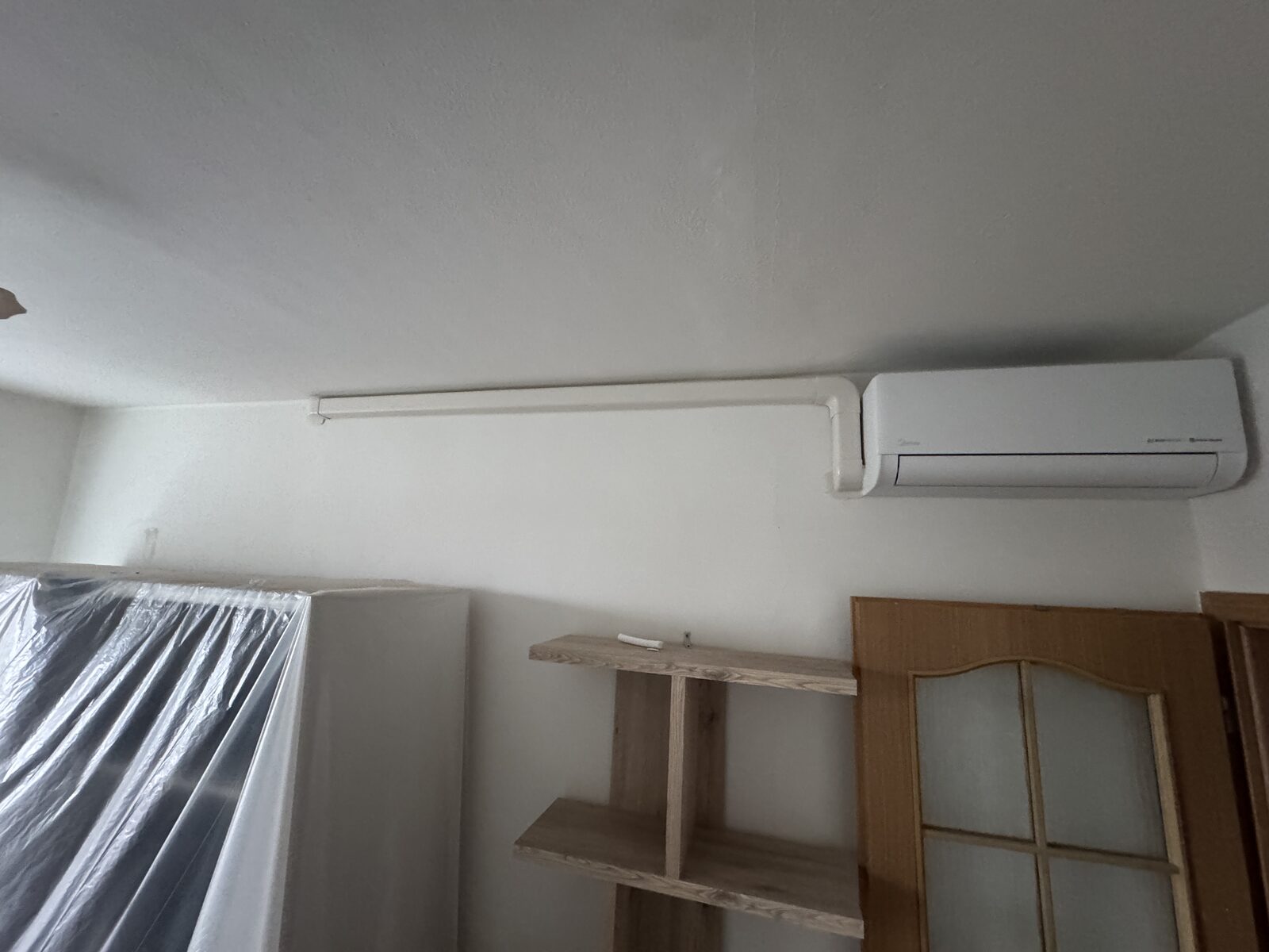 Vnútorná jednotka Midea Solstice 2,6 kW — detail s potrubím, Košice