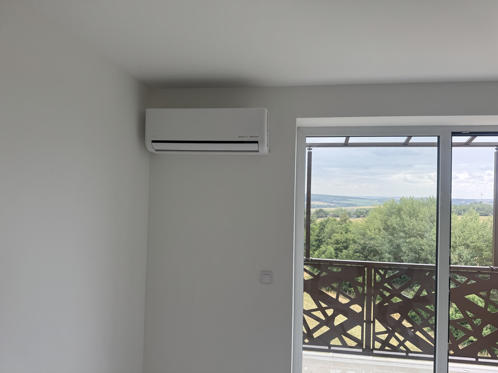 Montáž Midea Solunar — vnútorná jednotka v izbe s balkónom, byt Šemša