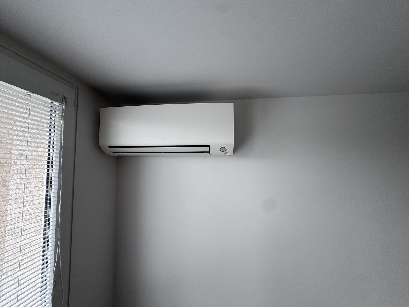 Vnútorná jednotka Daikin Perfera 2,5 kW — detail, byt Košice