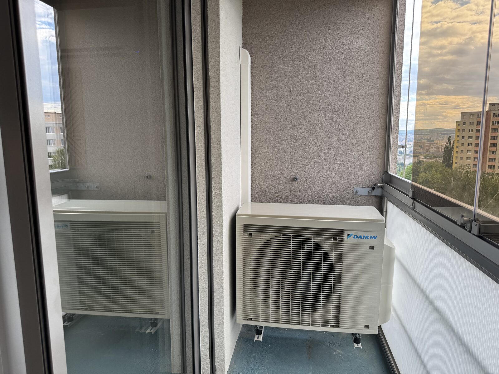 Vonkajšia jednotka Daikin multisplit 6,8 kW — detail, balkón, Košice