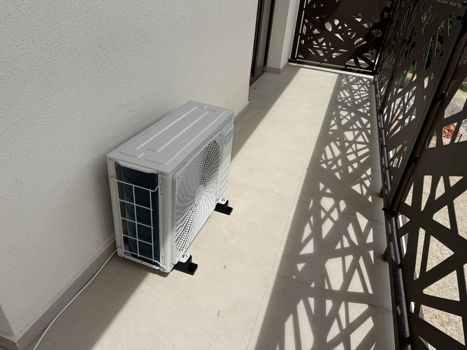 Vonkajšia jednotka Hisense Easy na balkóne bytu, Šemša
