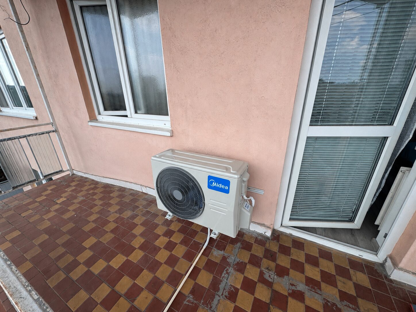 Vonkajšia jednotka Midea Breezeless E — detail s logom, Košice