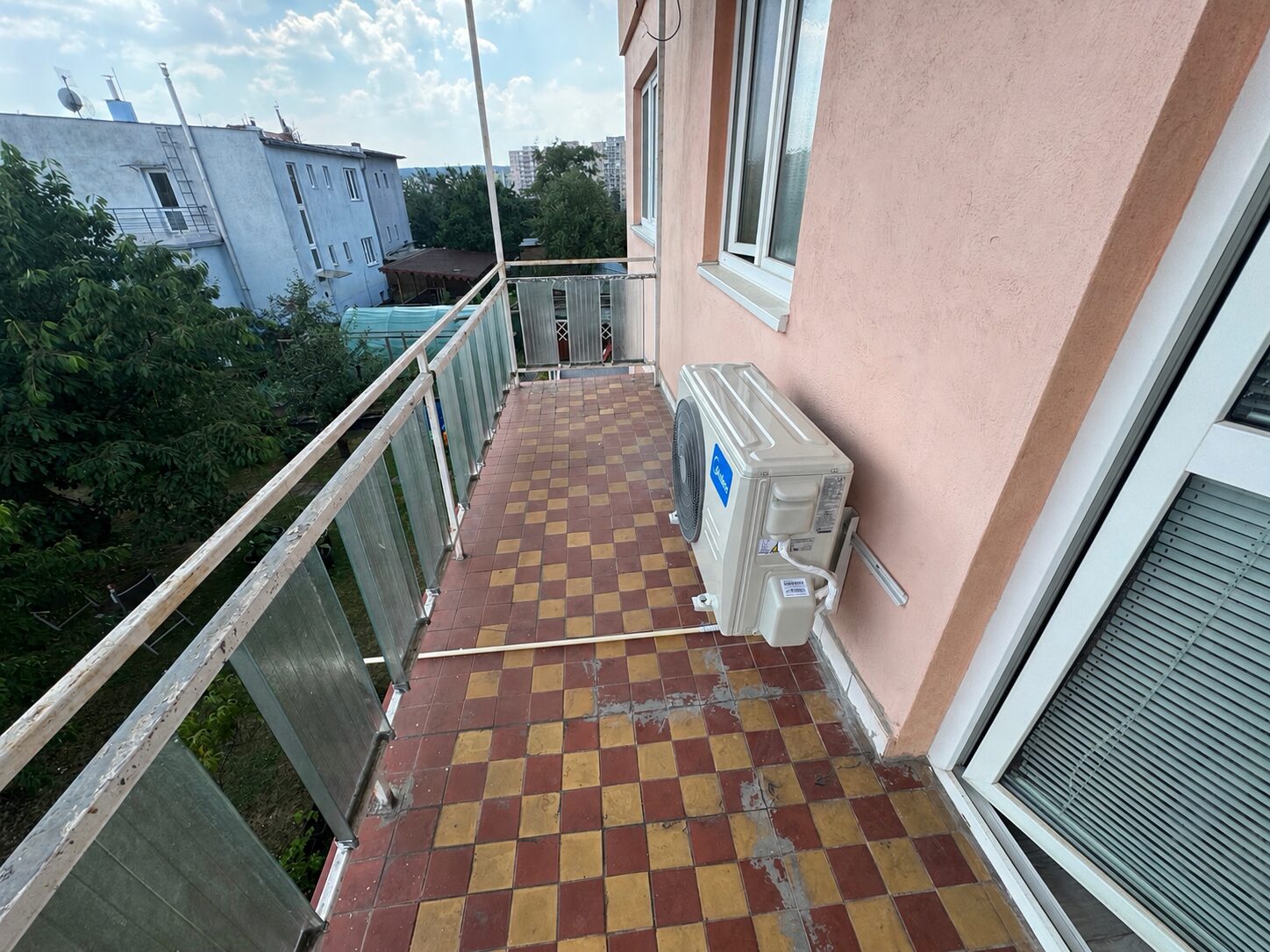 Vonkajšia jednotka Midea Breezeless E na balkóne — Košice