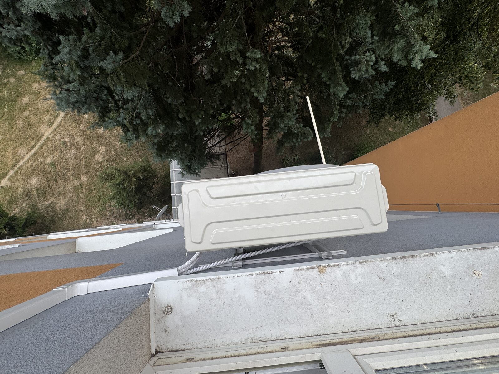 Vonkajšia jednotka Midea Breezeless E — detail lišty rozvodov, Košice