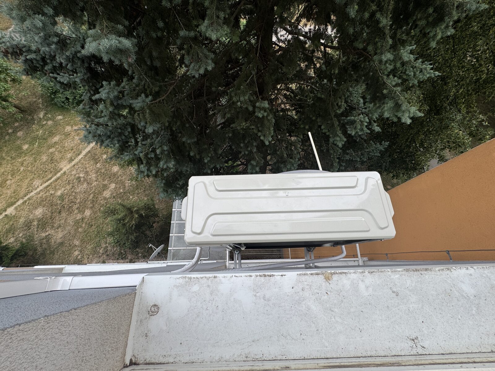 Vonkajšia jednotka Midea Breezeless E namontovaná pod oknom, Košice