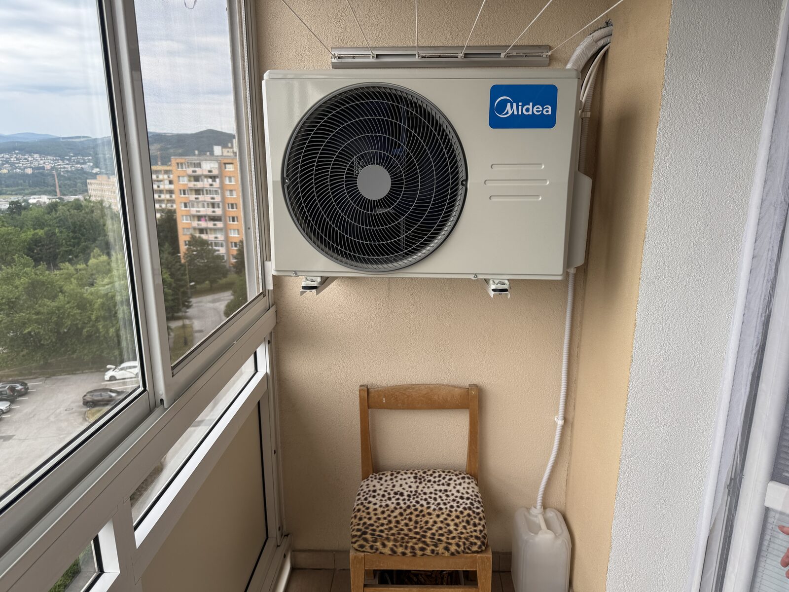 Vonkajšia jednotka Midea multisplit 5,3 kW na balkóne, Košice