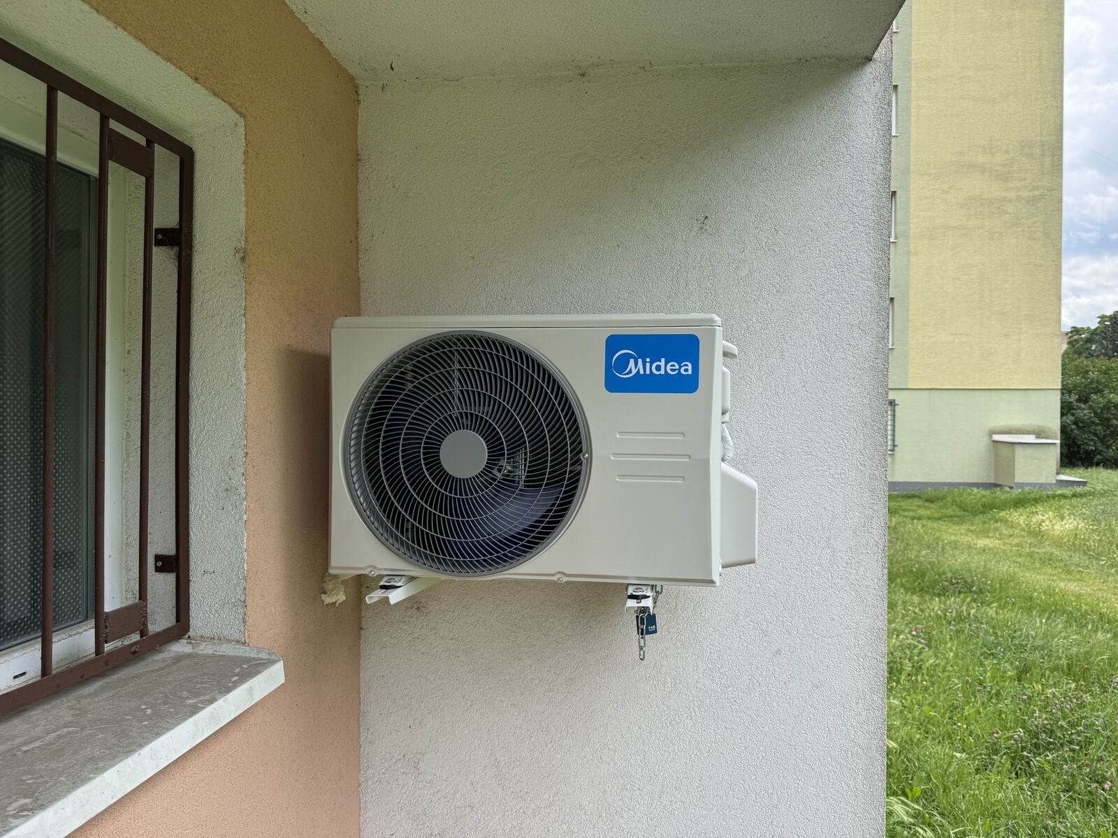 Vonkajšia jednotka Midea na bytovke, Košice
