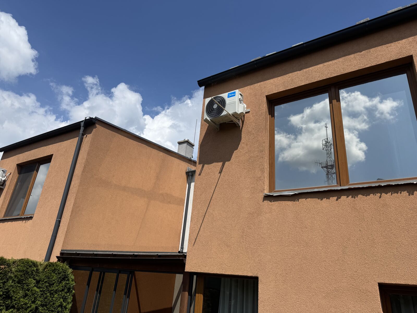 Vonkajšia jednotka Midea na rohu domu, Košice