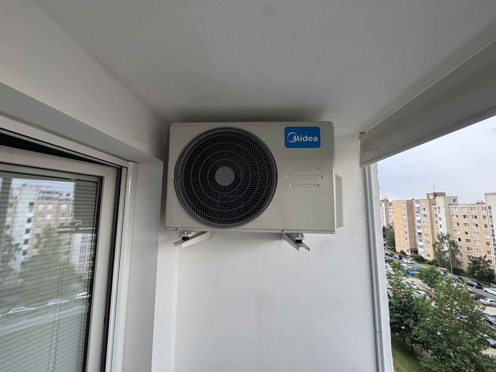 Vonkajšia multisplit jednotka Midea Solstice 5,3 kW na balkóne, Košice