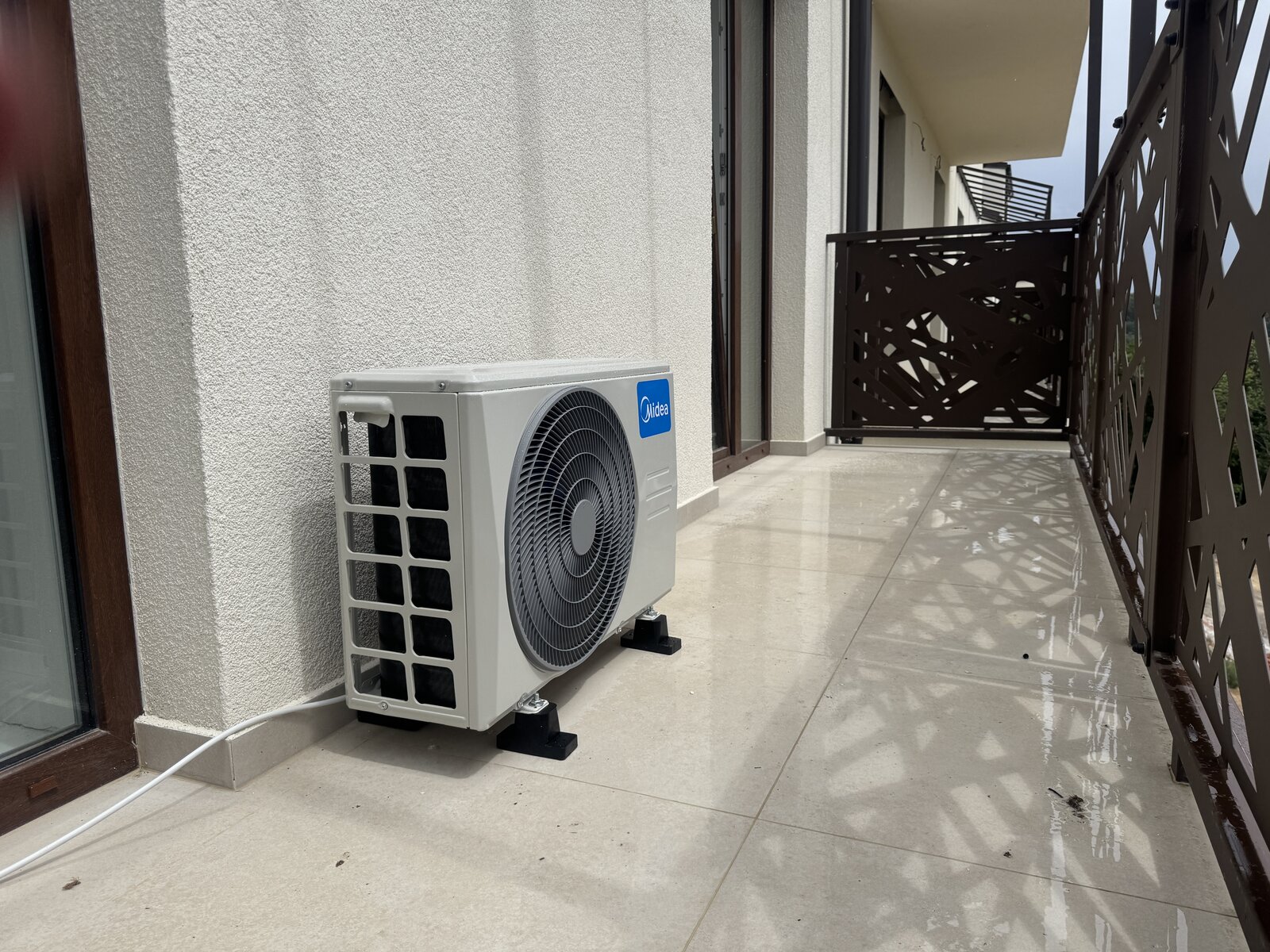 Vonkajšia jednotka Midea Solunar na balkóne bytu, Šemša
