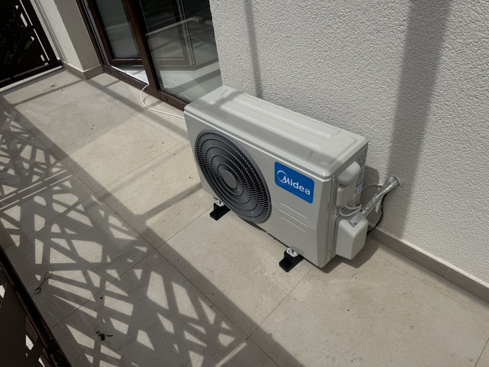 Vonkajšia jednotka Midea Solunar — detail pripojenia, Šemša